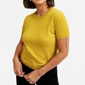 Everlane The Cashmere Short Sleeve Crew Neck Sweater Tee. Yellow. Size small